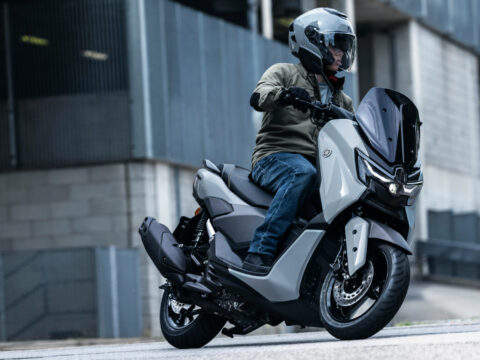 2026-Yamaha-G125YMSV-EU-Ceramic_Grey-Action-004-03