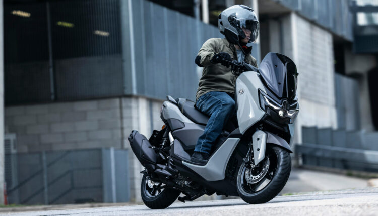 2026-Yamaha-G125YMSV-EU-Ceramic_Grey-Action-004-03